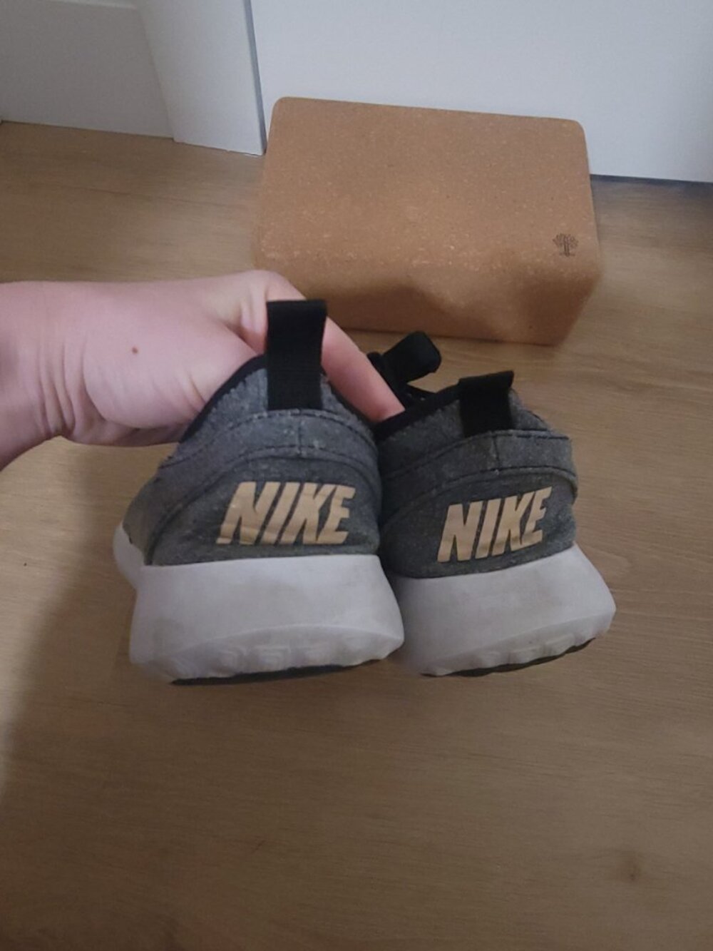 Nike Lightweight Grey & Black Trainers - Running/Casual - Size 8 - Sleek - Picture 3 of 4